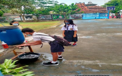 Membangun Karakter Peserta Didik Melalui Pembiasaan di Lingkungan Sekolah.